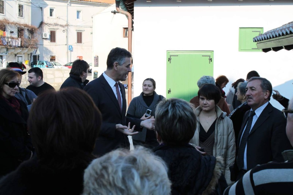 977445_10201654158850509_1334908951_o